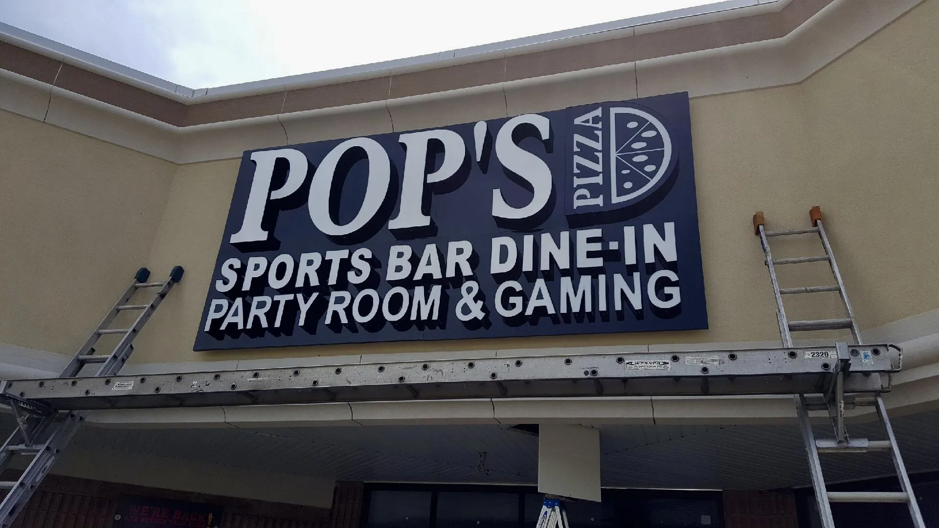 pizza bar channel letter neon sign by NeonArts