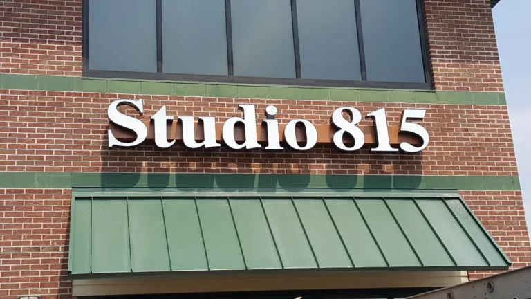 NeonArts-studio-815-outdoor-neon-sign