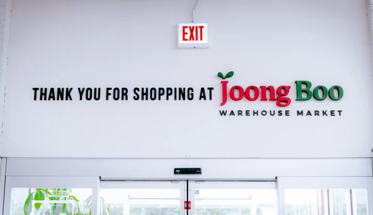 neonarts-warehouse-market-entrance-sign